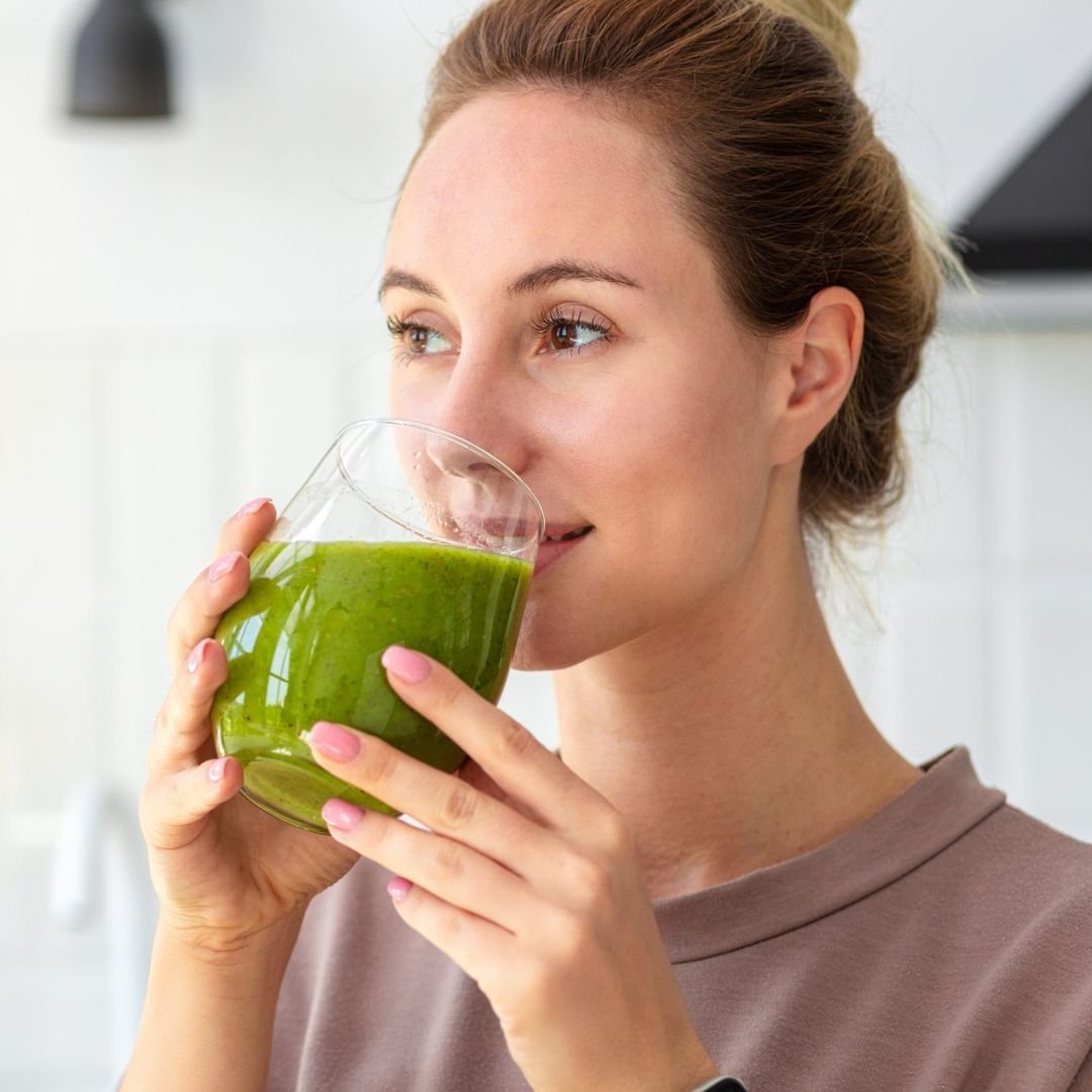 Frau trinkt einen grünen Smoothie