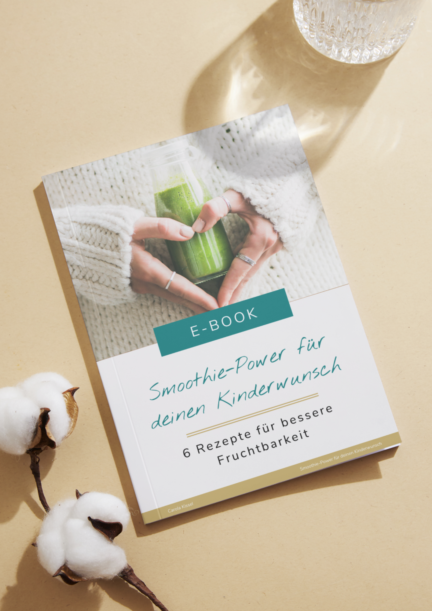 Glas mit einem grünen Smoothie neben dem E-Book